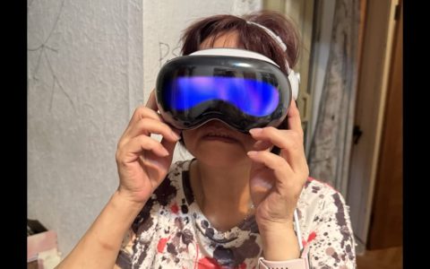 媽媽試戴了 Apple Vision Pro